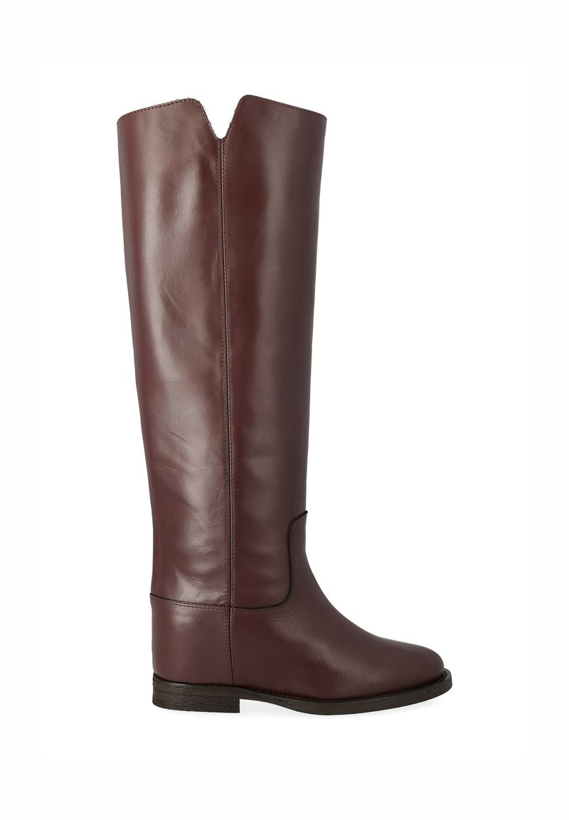 Bottes marron en cuir haute jusqu'aux genoux avec un haut effilé et un design en V, dotées d'une semelle plate et d'une texture lisse. Simples et élégantes.