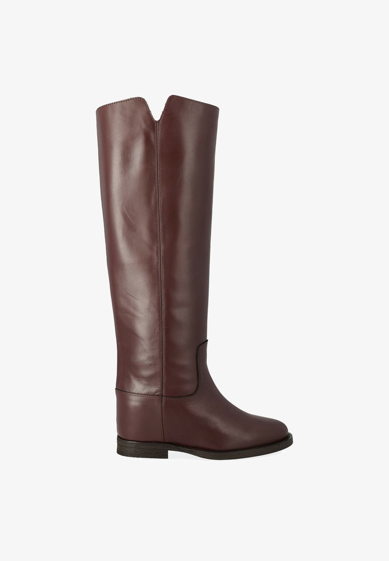 Bottes marron en cuir haute jusqu'aux genoux avec un haut effilé et un design en V, dotées d'une semelle plate et d'une texture lisse. Simples et élégantes.