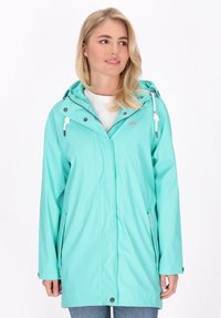 Mėtų žalios spalvos nepralaidi vandeniui striukė su kauke, reguliuojamais raišteliais ir priekinėmis kišenėmis. Pabrėžia sidabrinės spalvos aksesuarai ir subtilus logotipo detalė ant krūtinės.