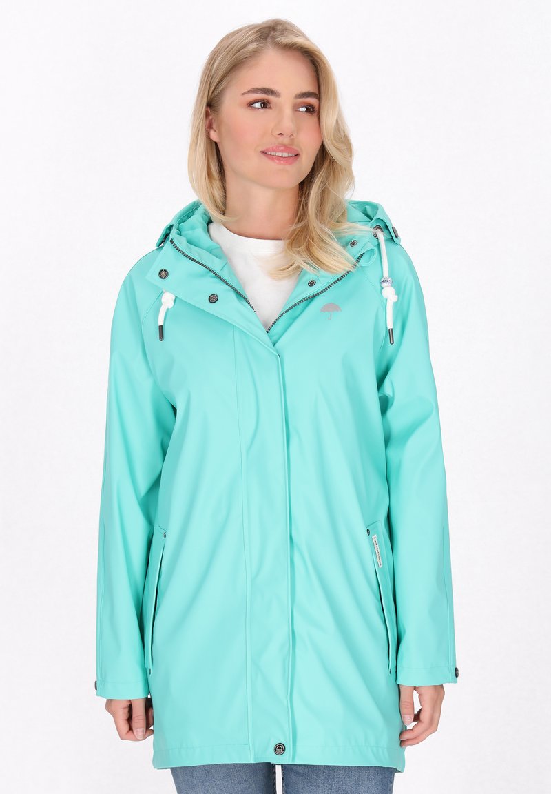 Mėtų žalios spalvos nepralaidi vandeniui striukė su kauke, reguliuojamais raišteliais ir priekinėmis kišenėmis. Pabrėžia sidabrinės spalvos aksesuarai ir subtilus logotipo detalė ant krūtinės.