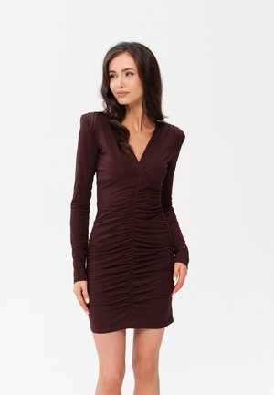 Burgundowa sukienka bodycon z długim rękawem, głębokim dekoltem i marszczeniami z przodu oraz po bokach, wykonana z elastycznego materiału.