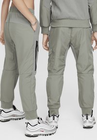 Nike Sportswear K NSW CTY UTLITY EO TF WZ PNT - Pantalones cargo - dark stucco