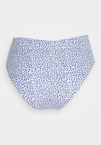 Parte de baixo de biquíni de natação com uma base branca e padrão floral azul. Forma arredondada com laterais altas e cintura elástica.