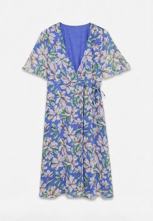 Modré zavinovací šaty s růžovo-bílým květinovým potiskem, krátkými průhlednými rukávy, výstřihem do V a zavazovacím páskem na boku.
