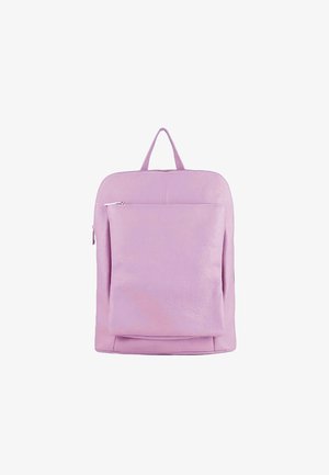 Sac à dos en cuir rose avec une texture lisse, de forme rectangulaire, une poignée supérieure et une poche zippée à l'avant.