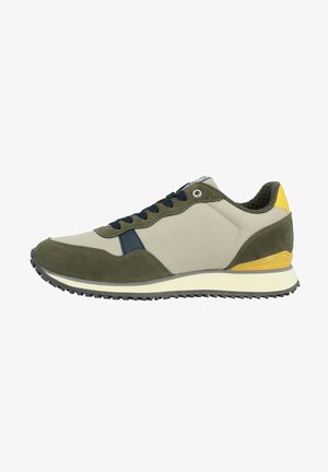 Grüner und beiger Sneaker mit einem strukturierten Wildleder- und Stoffoberteil, marineblauen Schnürsenkeln und gelben Akzenten an der Ferse. Gummisohle mit Grip-Muster.