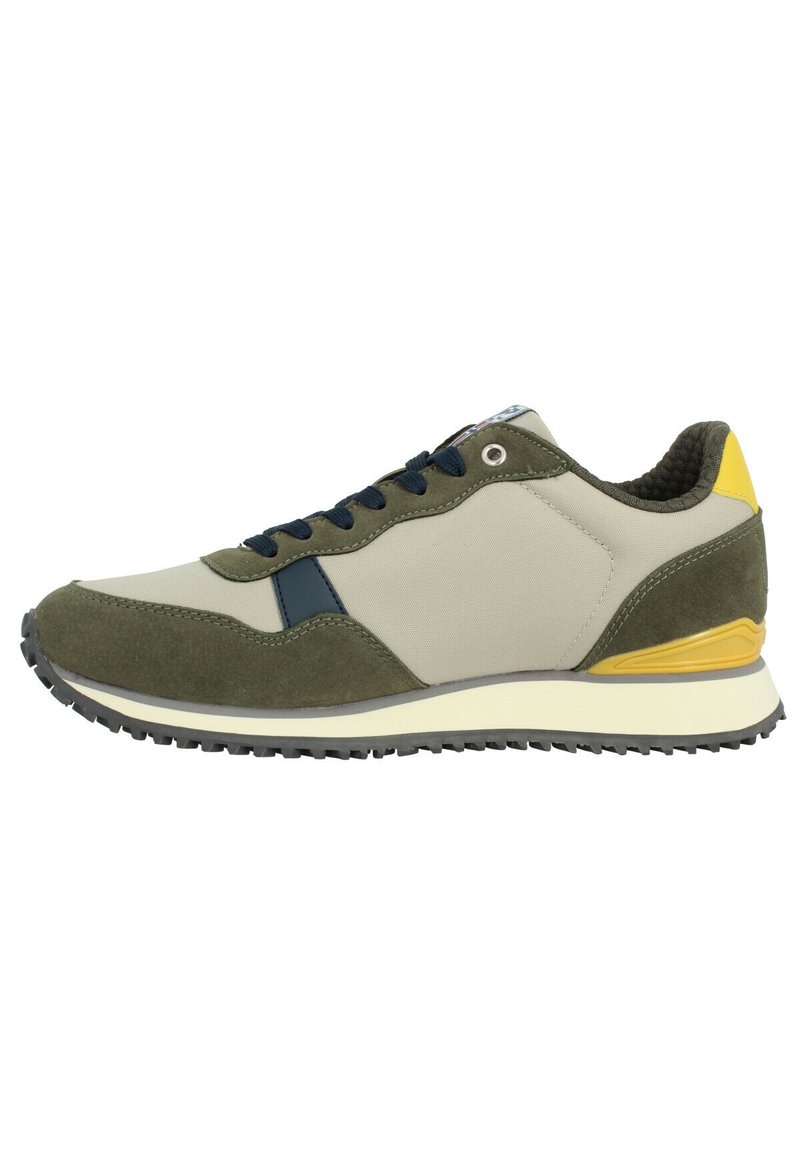 Zapatilla verde y beige con parte superior de ante y tela texturizada, cordones azul marino y acentos amarillos en el talón. Suela de goma con patrón de agarre.