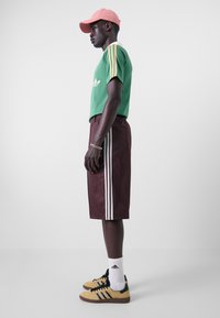 adidas Originals Shorts - shadow brown