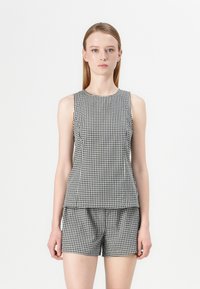 Schwarze und weiße Gingham-Ärmelose Bluse mit Rundhalsausschnitt, kombiniert mit passenden Shorts. Glattes Material, lockere Passform, schlichtes Design.