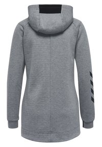 Sudadera gris con capucha, de textura suave, de manga larga y con un acento negro en la parte posterior que presenta tres rayas diagonales.