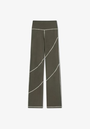 Olivno zeleni športni hlače z visokim pasom, opremljene z belimi ukrivljenimi šivi in gladkim, teksturiranim materialom.