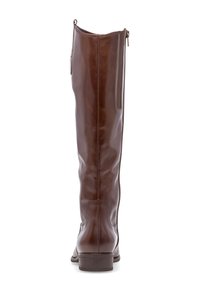 Bottes en cuir marron jusqu'au genou avec une finition légèrement brillante, dotées d'une fermeture éclair sur le côté et d'un petit talon carré.