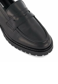 Zwarte leren instapper met een gladde afwerking, twee decoratieve voorbanden en een robuuste zool met grippatronen.