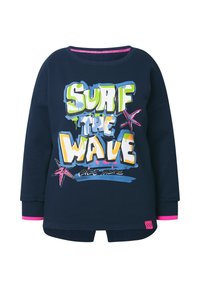 Felpa blu navy con maniche lunghe, grafica frontale "SURF THE WAVE" in font colorato, dettagli rosa sui polsini, texture morbida.