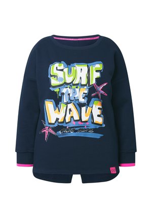 Sudadera azul marino con mangas largas, gráfico frontal "SURF THE WAVE" en una fuente colorida, acentos rosas en los puños, textura suave.