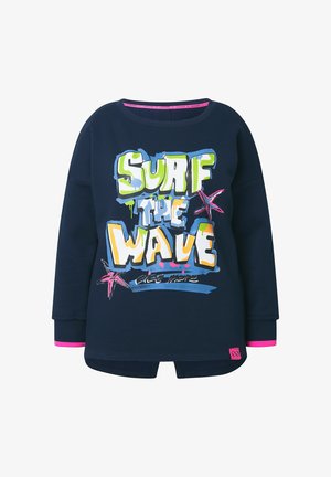 Granatowy sweter z długimi rękawami, z przodu grafika "SURF THE WAVE" w kolorowej czcionce, różowe akcenty na mankietach, miękka tekstura.
