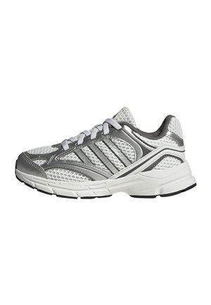 Zapatilla deportiva blanca y plateada con paneles de malla, superposiciones sintéticas, suela acolchada y cierre de cordones.
