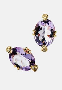 Pendientes de oro que presentan piedras preciosas moradas en cortes ovalados con superficies facetadas y pequeños acentos en claro, mostrando un diseño moderno y elegante.