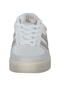 Sneaker bianca con accenti beige chiaro, tessuto texture, materiale sintetico liscio, punta tonda e lacci bianchi. Logo Gola sulla linguetta.