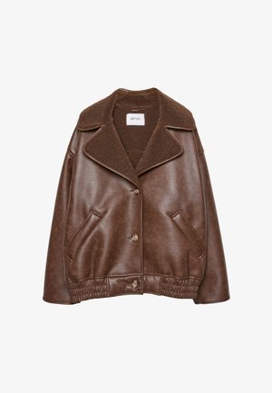Brun faux læderjakke med fåreskindsfor, bred krave, knaplukning, sidelommer og elastisk kant.