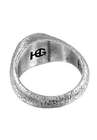 Anello in argento sterling con un design testurizzato e ondulato. Presenta una superficie interna lucida e dettagli unici a forma di piccole fossette sulla parte esterna.
