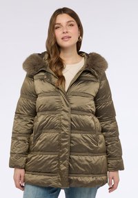 Pikowana oliwkowo-zielona kurtka z kapturem wyłożonym futrem, poziomym przeszyciem, kieszeniami z zamkiem po bokach i luźnym krojem. Gładki, błyszczący materiał.