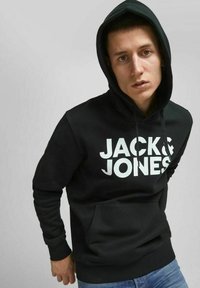 Sudadera negra de algodón con un bolsillo canguro frontal. Presenta un texto en blanco audaz "JACK & JONES" en el pecho y una capucha con cordón.