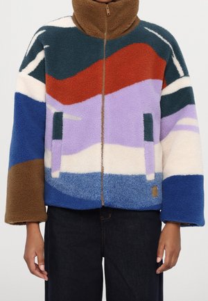 Fleecejakke med color block-mønster i brun, blå, rød, lilla og hvid, lynlås foran, høj krave og lange ærmer.