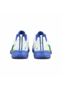 Weiße Sportschuhe mit blauen und gelben Akzenten, ausgestattet mit einer strukturierten Oberfläche, gepolsterter Knöchelunterstützung und einer strapazierfähigen Gummisohle.