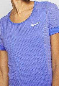 Nike Performance T-shirt med print - blue