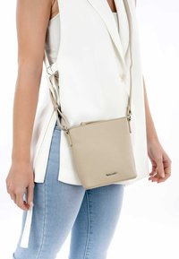 Borsa a tracolla beige realizzata in pelle testurizzata, con una forma quadrata semplice, tracolla regolabile e un piccolo accento in logo argento.