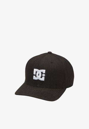 Gorra negra de tela con visera plana. Presenta un prominente logo bordado en blanco en la parte frontal y orificios de ventilación a lo largo de la parte superior.