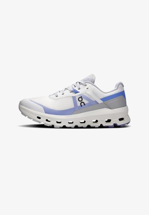 Zapatilla de running con parte superior ligera y blanca, acentos en gris y azul claro. Cuenta con una suela acolchada con un patrón de banda de rodadura distintivo.
