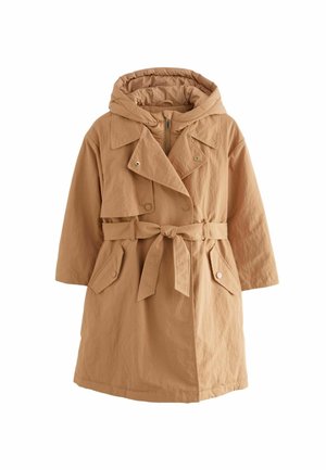 Trench-coat camel à capuche, avec larges revers, taille ceinturée, et poches avant à rabats avec fermeture par boutons.