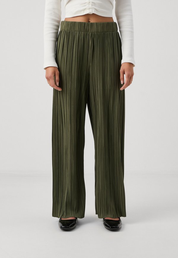 ONLRAVENNA PLISSE - Stoffhose - four leaf clover