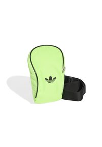 Neon žalios spalvos kuprinė su juodais akcentais, lygi medžiaga ir tinklelinis šonas, su užtrauktuko uždarymu, priekyje esantis adidas logotipas ir juodas diržas.