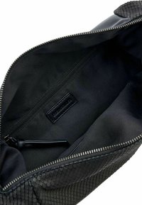Borsa nera con zip, interni con fodera in tessuto liscio, dotata di una piccola tasca con zip e di un esterno texturizzato che ricorda la pelle di serpente.