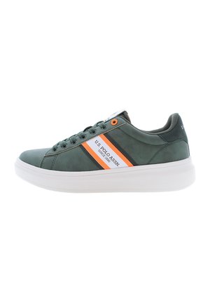 Grüne Lederturnschuhe mit weißer Gummisohle, orangefarbenen und schwarzen Streifen, Schnürdesign und Logo-Detail an der Seite.