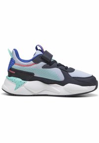 Zapatillas deportivas con un diseño de materiales combinados; presentan detalles en gris claro, azul marino y aqua, parte superior de malla y suela de goma texturizada.