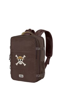 Sac à dos en tissu marron avec des bretelles réglables, orné d'une illustration d'un personnage avec une tête de mort et des os croisés, une poche zippée à l'avant et une poche en filet sur le côté.