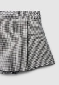 Gonna a scacchi bianco e nero, design plissettato, orlo dritto, realizzata in tessuto testurizzato, presenta una vita piatta.