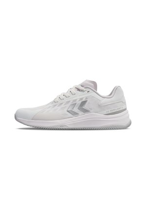 Baskets de sport blanches avec une tige en maille, accents gris et semelle texturée. Présente trois rayures diagonales sur le côté et un système de laçage.