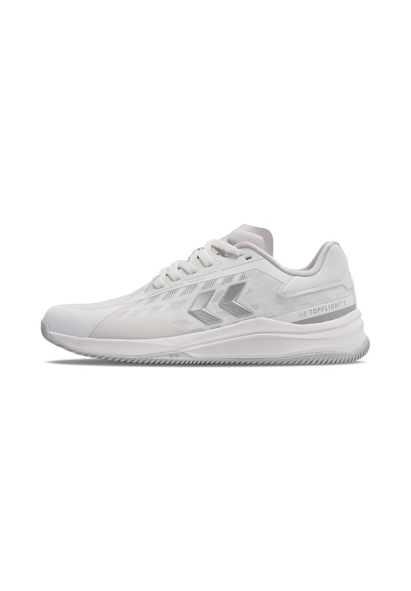Witte sportieve schoenen met een bovenwerk van mesh, grijze accenten en een gestructureerde zool. Heeft drie diagonale strepen aan de zijkant en een vetersysteem.