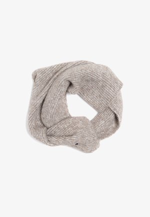 Dzianinowy szalik w miękkim beżowym materiale, z prążkowaną teksturą, okrągłym kształtem i skręconym wzorem.