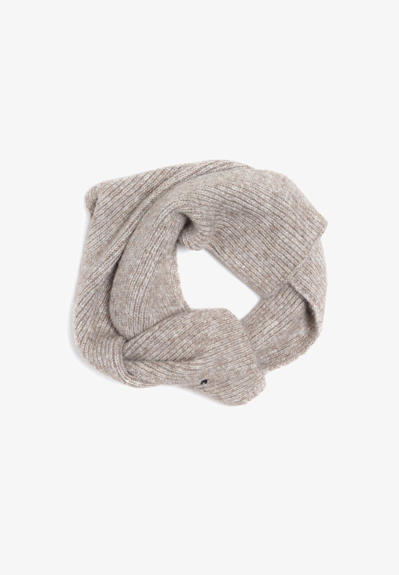 Aizdarināta šalle mīksta beige auduma, ar ribotu tekstūru, apaļu formu un savērtu dizainu.