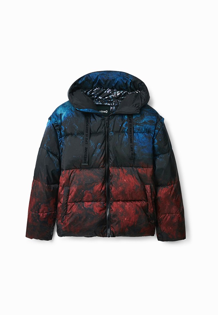 Gevulde jas met een capuchon, voorzien van een kleurverloop van blauw naar rood. Gladde textuur, ritssluiting en twee zijzakken.