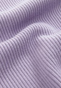 Tessuto ribbed viola con una texture morbida, che presenta strisce alternate in rilievo e piatte, creando un sottile effetto ondeggiato.