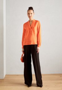 Marc O'Polo BLOUSE STAND UP COLLAR WITH V-NECK LONG SLEEVE - Tunika - fruity orange