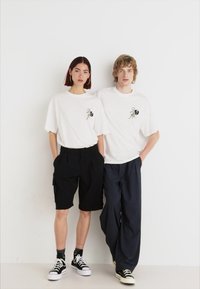 Jack & Jones JORRANDOM CREW NECK UNISEX - Camiseta estampada - bright white