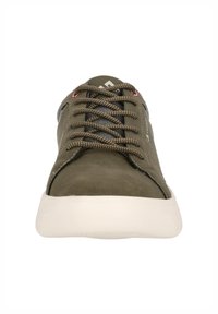 Olivgrön sneaker med en texturerad övre del, rund tå och vit gummisula. Har kontrasterande grå och röda detaljer på snörning och sidor.